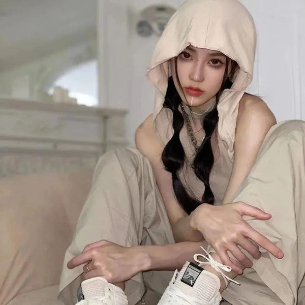 草丛中的人